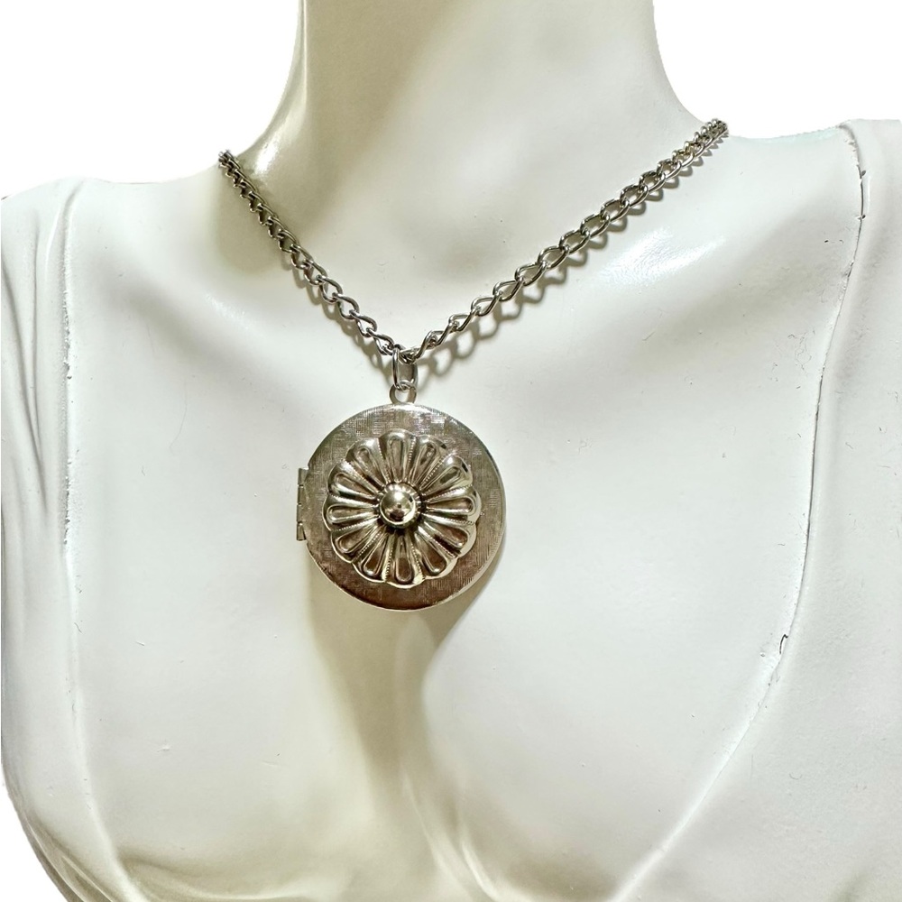48-25 Preloved Vintage Sumerian Flower (The Flower of Life) Locket - Picture 2 of 4